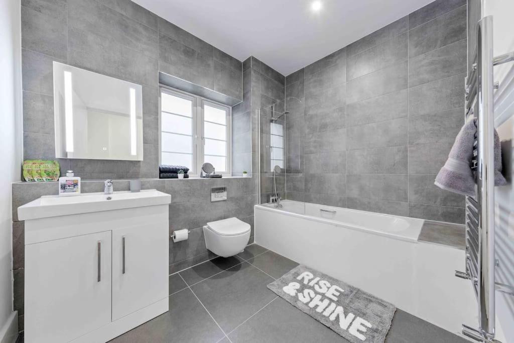 Holiday Home Sleep 8 Central London 9Elms المظهر الخارجي الصورة